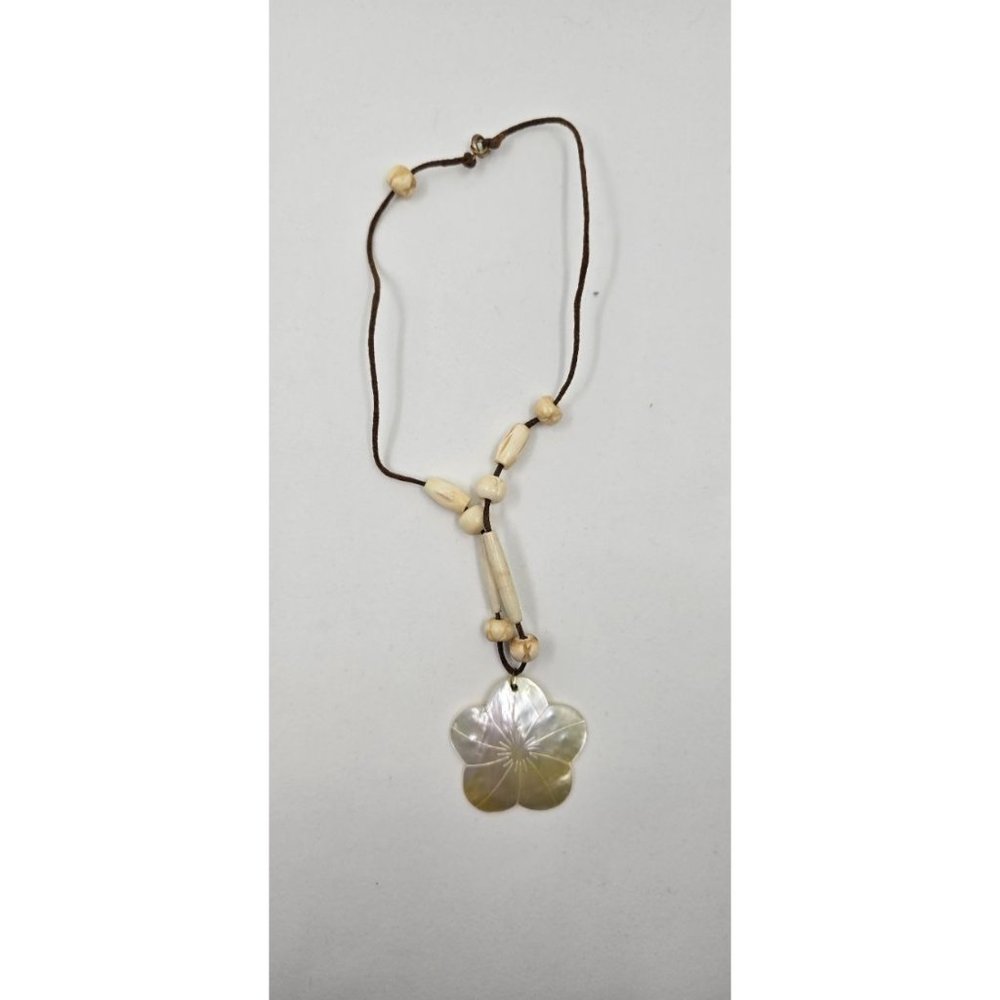 2 conch necklaces, one beach scene, one flower - Picture 2 of 3